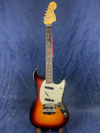 Fender Performer Mustang in Sunburst with soft case pre-owned